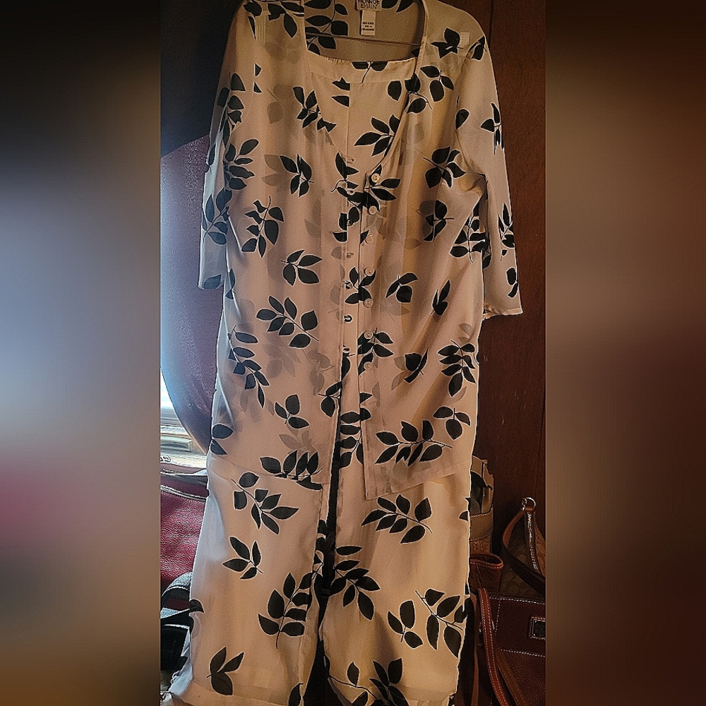 Monroe & Main Black and White Leaf Print Blouse and Pant Set